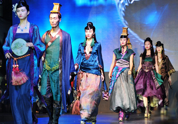 武汉国际时装周 汉服首秀古今穿越成亮点-服装